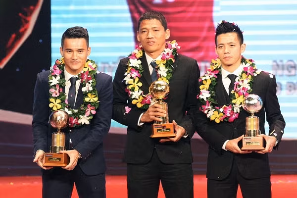Các cầu thủ Nguyễn Anh Đức, Nguyễn Văn Quyết, Lê Công Vinh nhận Quả bóng vàng, bạc, đồng.           Ảnh: NHẬT ANH