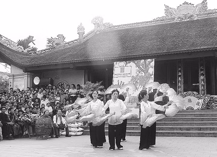 Tiết mục biểu diễn của đội chèo làng An Định (Thái Thụy, Thái Bình).