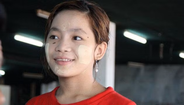 Cô bé trong một quán ăn ở ngoại ô Yangoon với phấn Thanaka trên mặt.