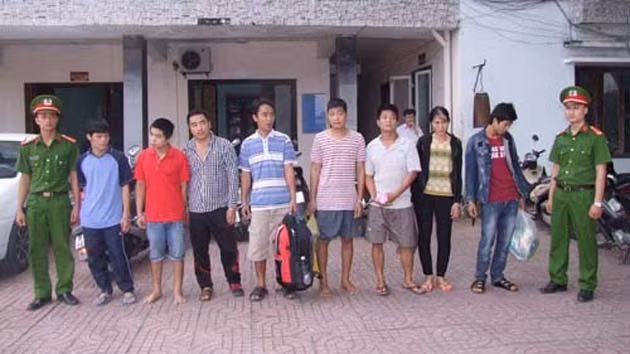 Lực lượng công an bắt, dẫn giải các đối tượng trốn lệnh truy nã về đến ga Thanh Hóa.