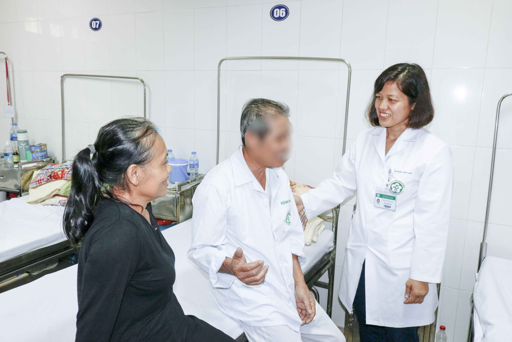 Các bác sĩ Viện Sức khỏe tâm thần (Bệnh viện Bạch Mai) trao đổi, động viên người bệnh sa sút trí tuệ.