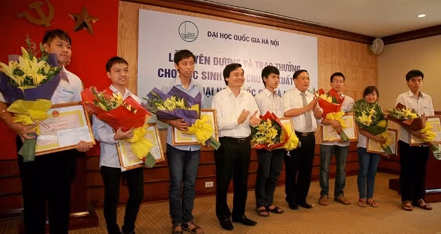 Những học sinh xuất sắc được khen thưởng trong buổi lễ