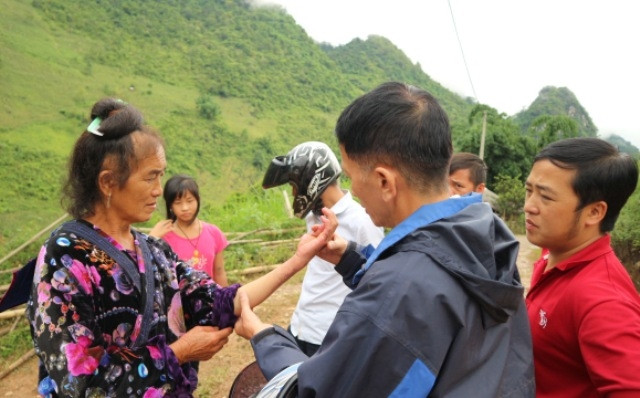 Cán bộ y tế thăm khám cho người dân mắc ghẻ xã Sín Chải.