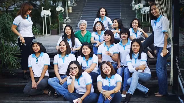 Nhà thơ, cô giáo Bùi Kim Anh với các học trò.
