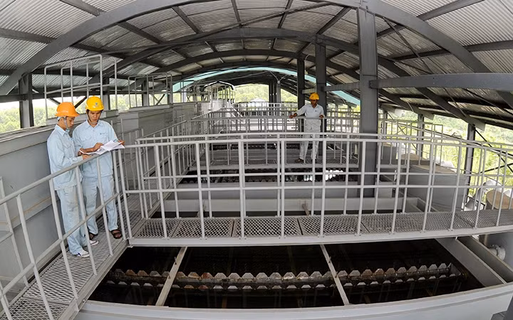 Công nhân Công ty cổ phần Cấp thoát nước số 1 Vĩnh Phúc kiểm tra, bảo dưỡng trạm bơm, đáp ứng nhu cầu sử dụng nước sạch trên địa bàn. Ảnh: KHÁNH AN