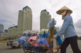 Nhiều lao động nữ từ nông thôn ra
thành phố kiếm sống bằng các nghề
bán hàng rong, thu mua đồng nát...