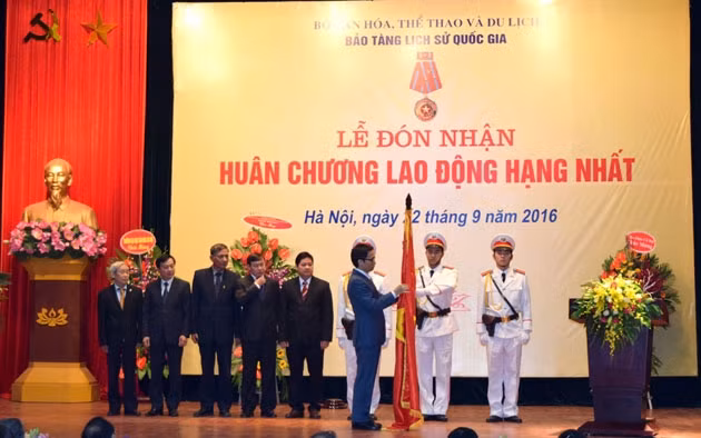 Phó Thủ tướng Vũ Đức Đam trao Huân chương cho Bảo tàng. Ảnh: NGỌC DUY