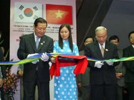 Chủ tịch QH hai nước cắt băng khai mạc triển lãm.