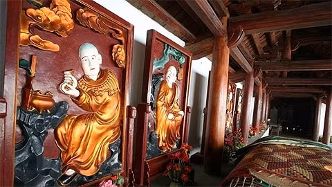 Những tác phẩm điêu khắc cổ vô giá ở chùa Trăm Gian đã được làm mới lòe loẹt. (Ảnh: Internet)
