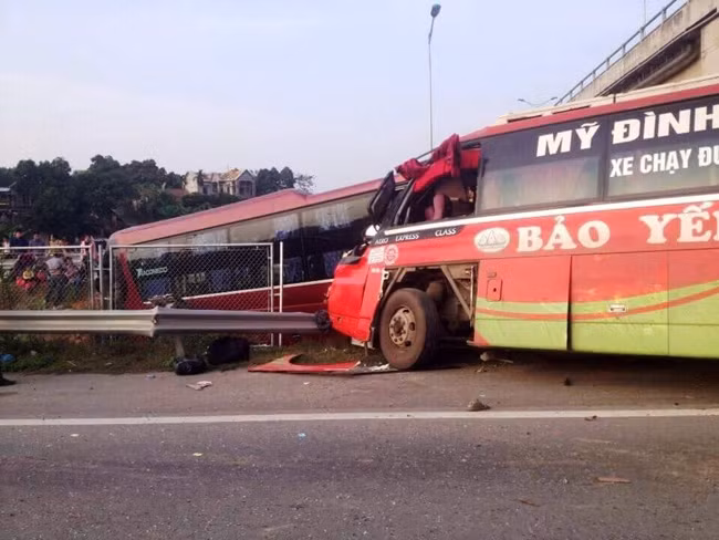 Hiện trường vụ tai nạn giao thông đặc biệt nghiêm trọng trên đường cao tốc Nội Bài - Lào Cai ngày 21-12-2015.