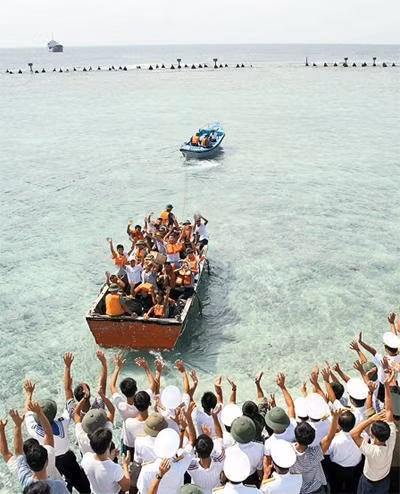 Giây phút đến với Trường Sa. Ảnh: XUÂN TRƯỜNG