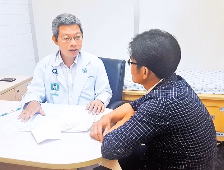 Bác sĩ Bệnh viện Ðại học Y dược TP Hồ Chí Minh khám, tư vấn cho người bệnh có triệu chứng viêm tụy cấp.