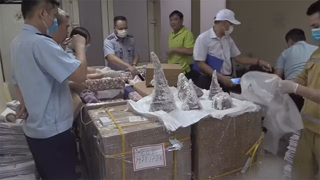 Cơ quan chức năng đang kiểm đếm số lượng tang vật.