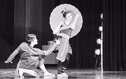 Tiết mục múa dân tộc của các nghệ sĩ Nhà hát Ca múa nhạc Việt Nam.