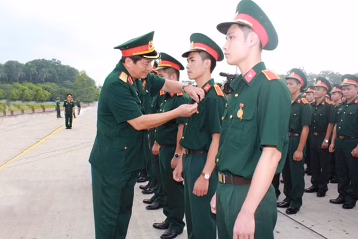 Học viên đào tạo sĩ quan hậu cần cấp phân đội (trình độ đại học) tốt nghiệp loại giỏi được nhận huy hiệu Bác Hồ trước Lăng của Người.