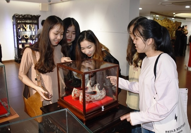 Các bạn trẻ thích thú tham quan triển lãm mỹ nghệ kim hoàn.