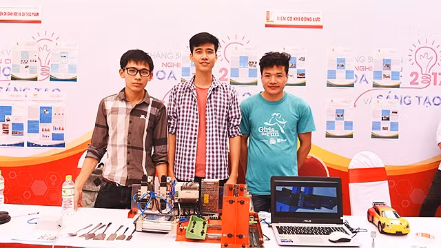 Nhóm nghiên cứu bên đề tài của mình.