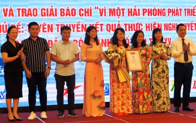 Phó Bí thư Thường trực Thành ủy Hải Phòng, Nguyễn Thị Nghĩa trao giải Nhất cho nhóm tác giả của Đài Phát thanh và Truyền hình Hải Phòng.