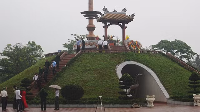 Thắp hương tại di tích Thành cổ Quảng Trị.