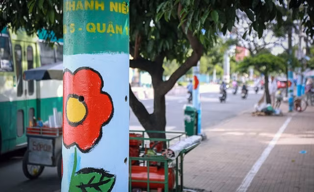 Cột điện vẽ hoa ở quận 11, TP Hồ Chí Minh.