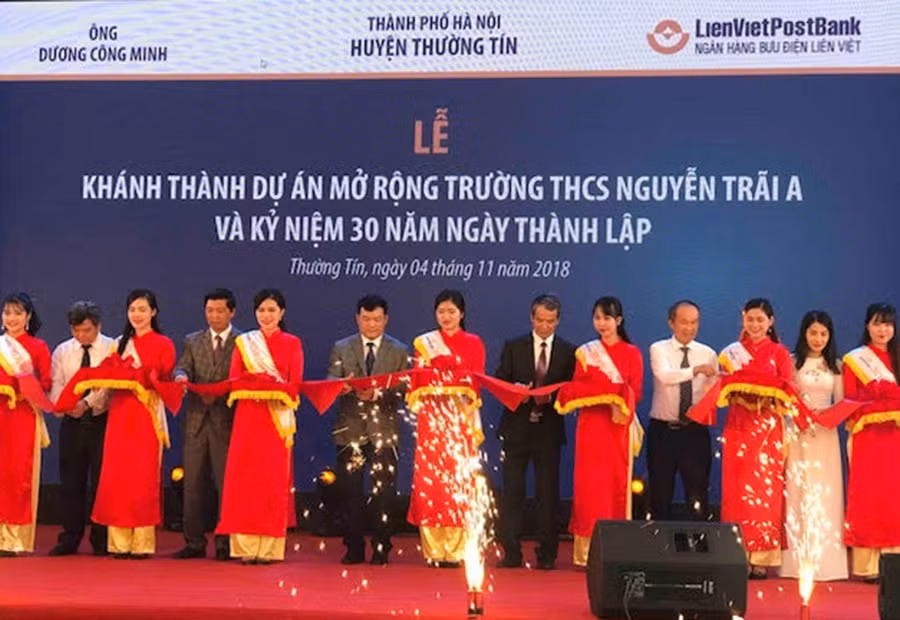Các đại biểu cắt băng khánh thành ngôi trường mới.