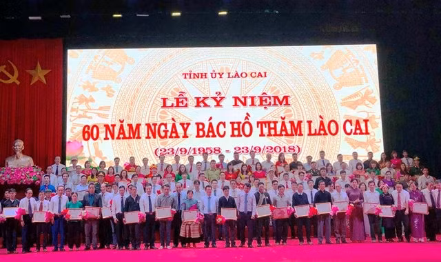 Tỉnh ủy khen thưởng các tổ chức, cá nhân có thành tích xuất sắc trong đợt thi đua.