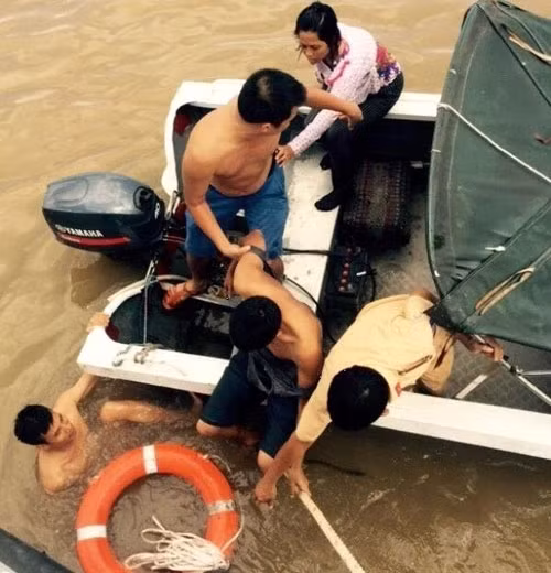 Cảnh sát giao thông đường thủy cứu người bị nạn trên sông Cấm trưa 7-8.