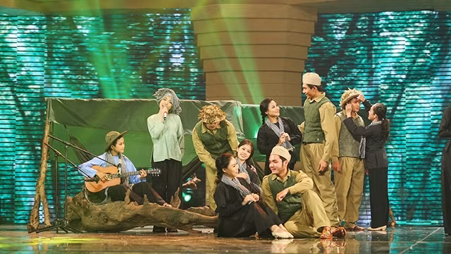 Một tiết mục trong chương trình "Giai điệu tự hào" với không khí thời kháng chiến chống thực dân Pháp.