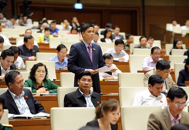 Các đại biểu thảo luận tại hội trường. Ảnh: TRẦN HẢI
