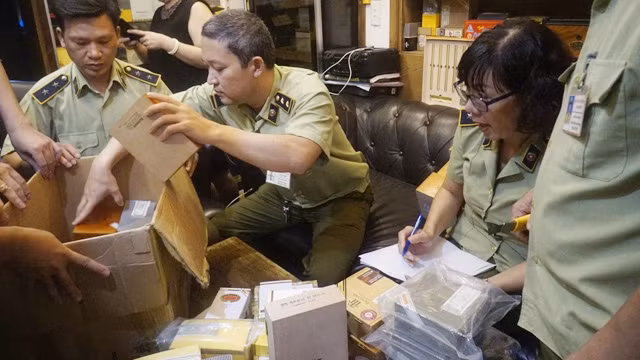 Lực lượng QLTT kiểm đếm xì gà để niêm phong thu giữ.