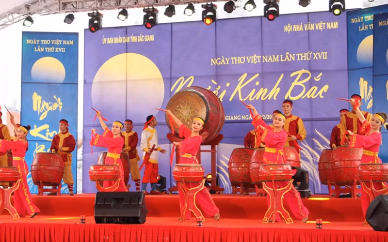 Các đại biểu thưởng thức màn trống hội tại Ngày thơ Việt Nam 2019.