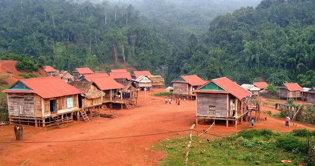 Đời sống của đồng bào dân tộc thiểu số ở Thượng Trạch (Bố Trạch, Quảng Bình) ngày càng được cải thiện, không còn hộ đói nghèo. Trong ảnh: Một góc bản Cà Roòng 1, xã Thượng Trạch.