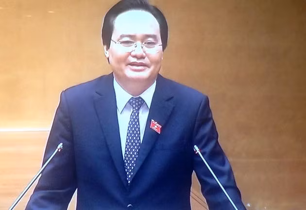 Bộ trưởng Giáo dục - Đào tạo Phùng Xuân Nhạ trả lời các đại biểu Quốc hội.