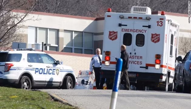 Các nhân viên ứng phó khẩn cấp tập trung tại hiện trường xảy ra vụ tấn công. (Ảnh: AP)