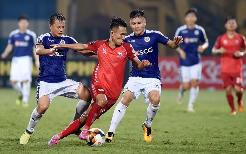 Pha tranh bóng giữa cầu thủ hai đội Hà Nội FC (áo xanh) và Hải Phòng. Ảnh: TRẦN HẢI