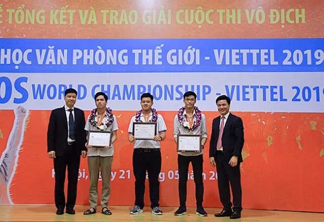 Đại diện Ban tổ chức trao ba giải nhất vòng quốc gia MOSWC 2019 tặng các thí sinh.