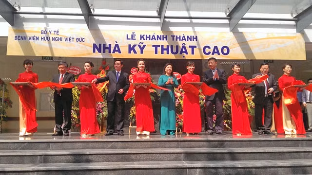 Các đại biểu cắt băng khánh thành nhà kỹ thuật cao tại Bệnh viện Việt Đức. 