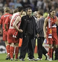 HLV Mourinho chúc mừng
các cầu thủ Liverpool.