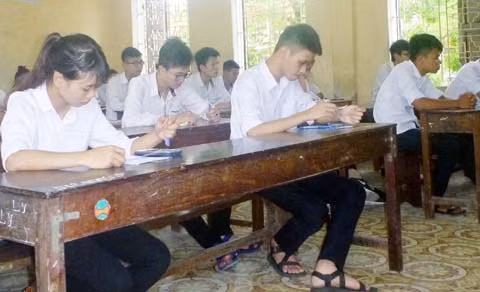 Thí sinh tại điểm thi trường THPT Mỹ Lộc, thuộc Cụm thi do Sở Giáo dục và Đào tạo Nam Định chủ trì trong buổi thi môn Lịch sử, sáng ngày 4-7.