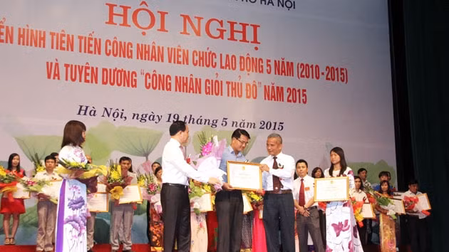 Chủ tịch Tổng LĐLĐ Việt Nam Đặng Ngọc Tùng trao bằng chứng nhận “Công nhân giỏi Thủ đô”.