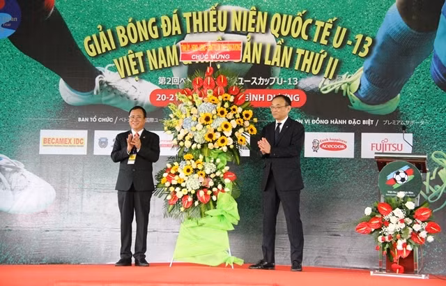 Bí thư Tỉnh ủy Bình Dương Trần Văn Nam (bên trái), trao tặng hoa cho Ban Tổ chức giải bóng đá.