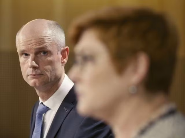 Bộ trưởng Ngoại giao Hà Lan Stef Blok (bên trái) nghe người đồng cấp Australia Marise Payne phát biểu ý kiến tại cuộc họp báo diễn ra ở Sydney, ngày 27-3. (Ảnh: AP)