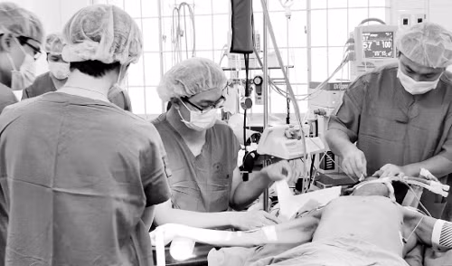 Các bác sĩ Bệnh viện Y Dược TP Hồ Chí Minh hỗ trợ Bệnh viện đa khoa Kon Tum thực hiện ca mổ khó.