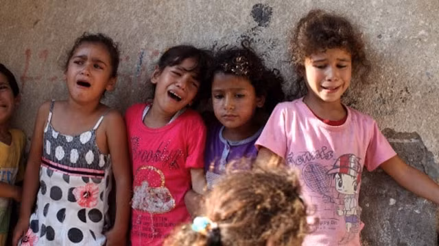 Các em nhỏ tại dải Gaza hoảng sợ trước bom đạn của Israel (ảnh: news.vice.com).