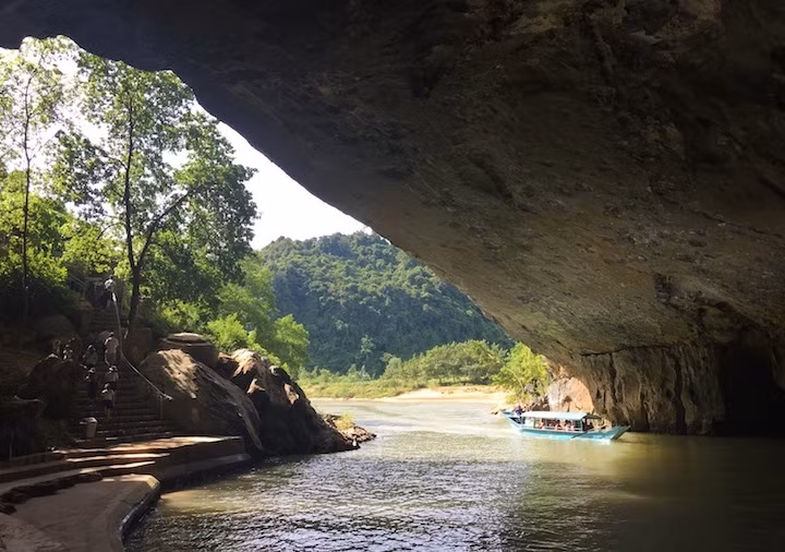 Động Phong Nha nhìn từ trong ra.