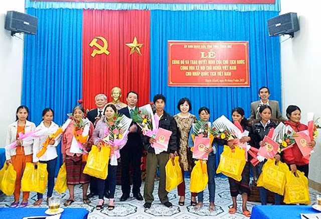 Phó Chủ tịch UBND tỉnh Thừa Thiên - Huế Phan Thiên Định trao Quyết định của Chủ tịch nước cho bà con người Lào vừa được nhập quốc tịch Việt Nam. 