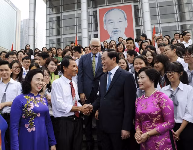 Chủ tịch nước Trần Đại Quang với các thầy, cô giáo và học sinh Trường THPT chuyên Hà Nội - Amsterdam.