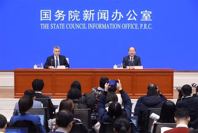 Cục trưởng Cục thống kê Trung Quốc Ninh Cát Triết (Ning Jizhe) trả lời báo chí.