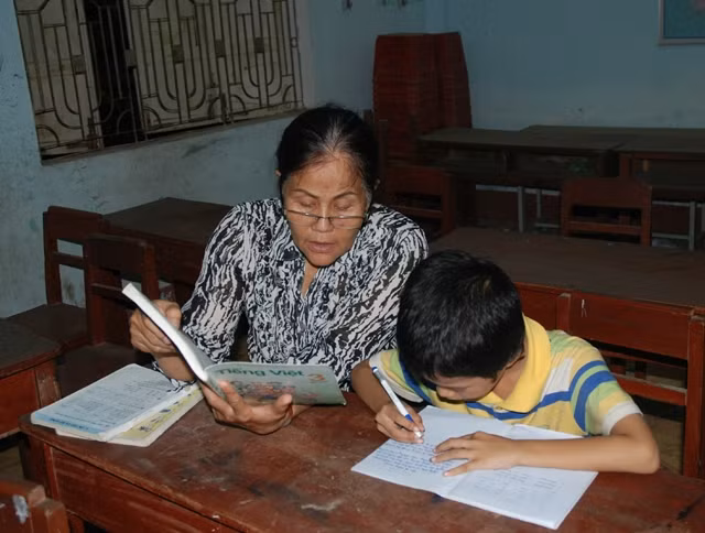 Những đồng "lương" ỏn sót nhận được, cô giáo Hạnh đều quy cả thành sách vở, giấy mực, thành cả áo mưa cho bọn trẻ. Với bọn trẻ, một chiếc áo mưa được nhận cũng đã là niềm hân hoan rất lớn.