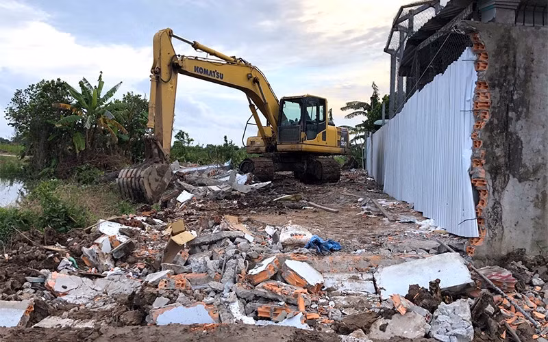 Cơ quan chức năng tháo dỡ vật kiến trúc trên phần đất thu hồi từ gia đình ông Nguyễn Tiến Hải.